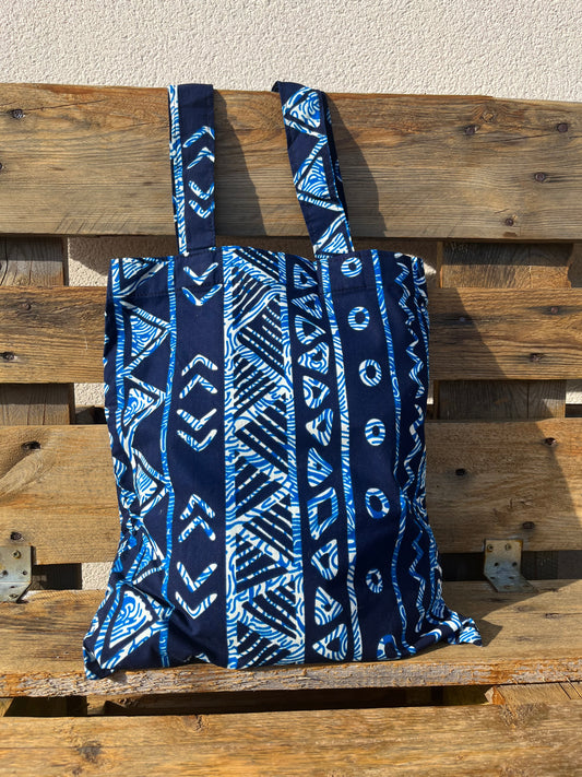 KPÊTÊ - Tote bag with blue and white bogolan patterns.