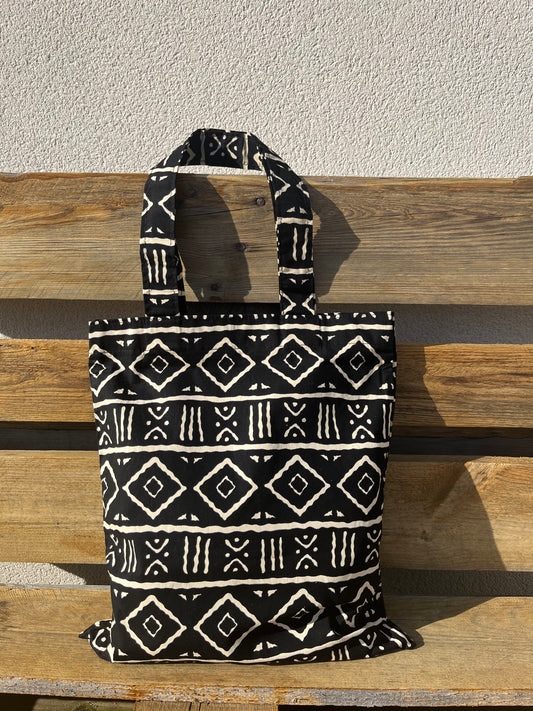 KPÊTÊ - Tote bag with black and beige bogolan patterns.